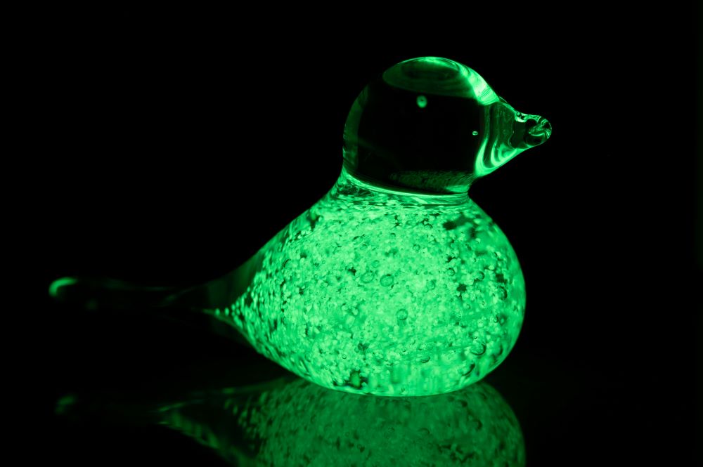Skleněný ptáček s fluorescenčním pigmentem - obrázek
