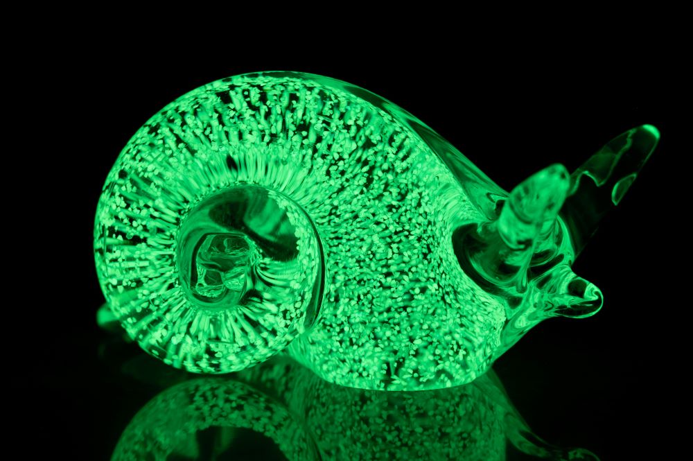 Skleněný šnek s fluorescenčním pigmentem - obrázek