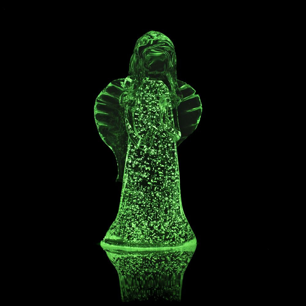 Skleněný anděl s fluorescenčním pigmentem - obrázek