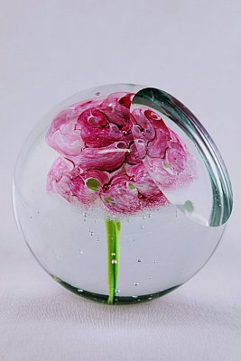 Skleněné těžítko s  růží a  broušenou ploškou - obrázek