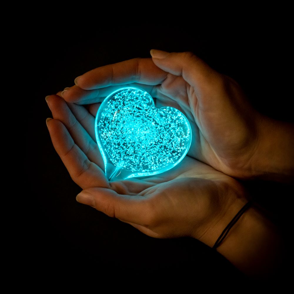 Skleněné srdce s fluorescenčním pigmentem - MODRÉ - obrázek