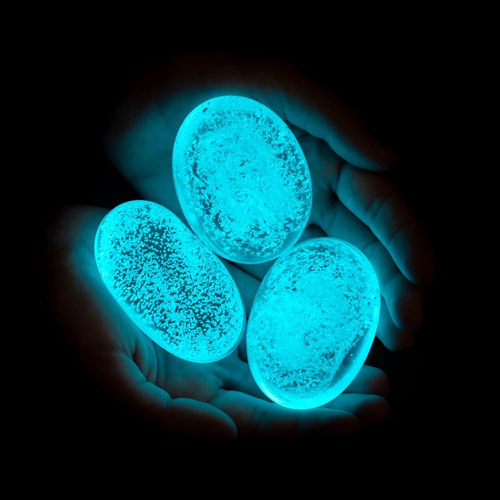Skleněný kamínek s fluorescenčním pigmentem MODRÝ - obrázek