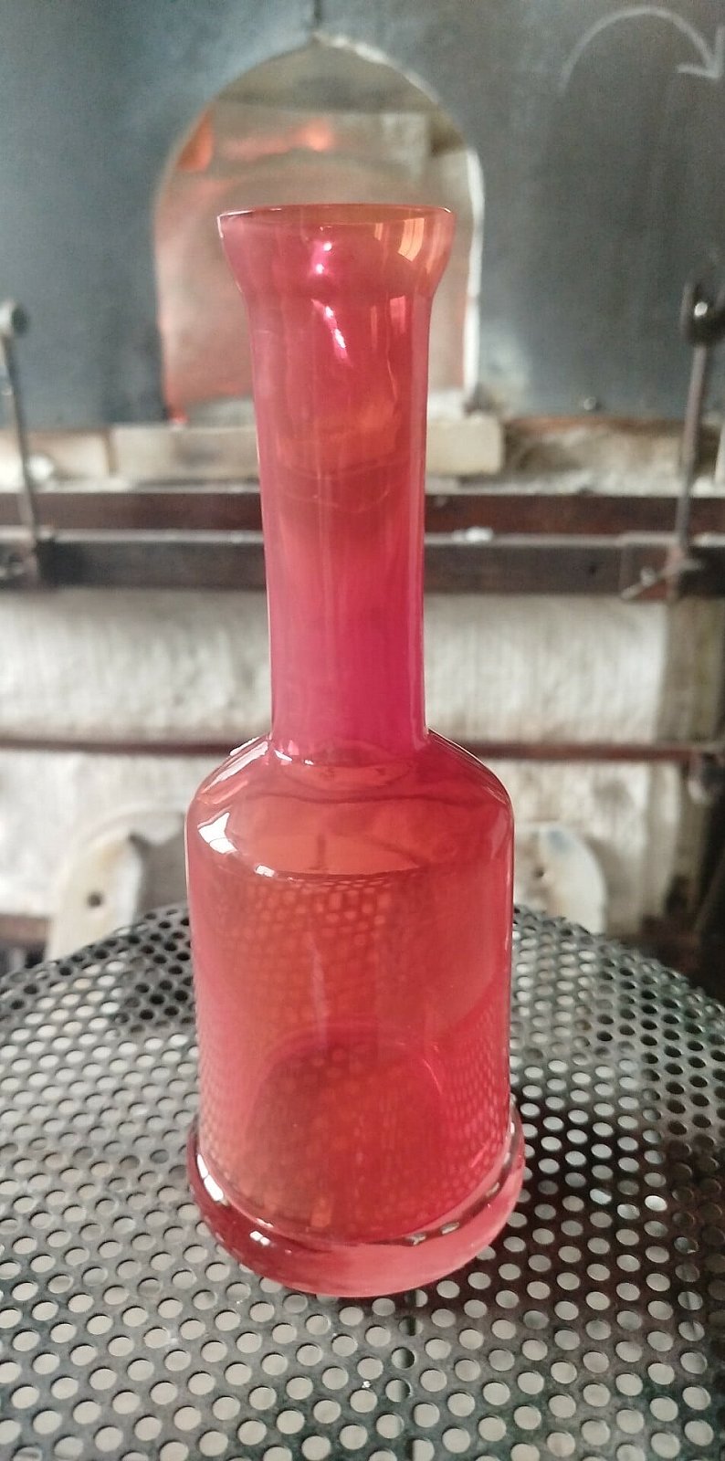 Skleněná láhev červená Doprodej - obrázek