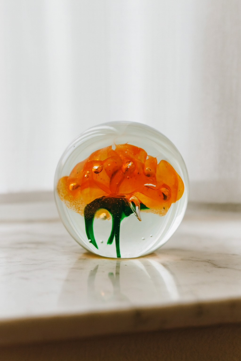 Skleněné těžítko Růže v ranní rose ORANGE - obrázek