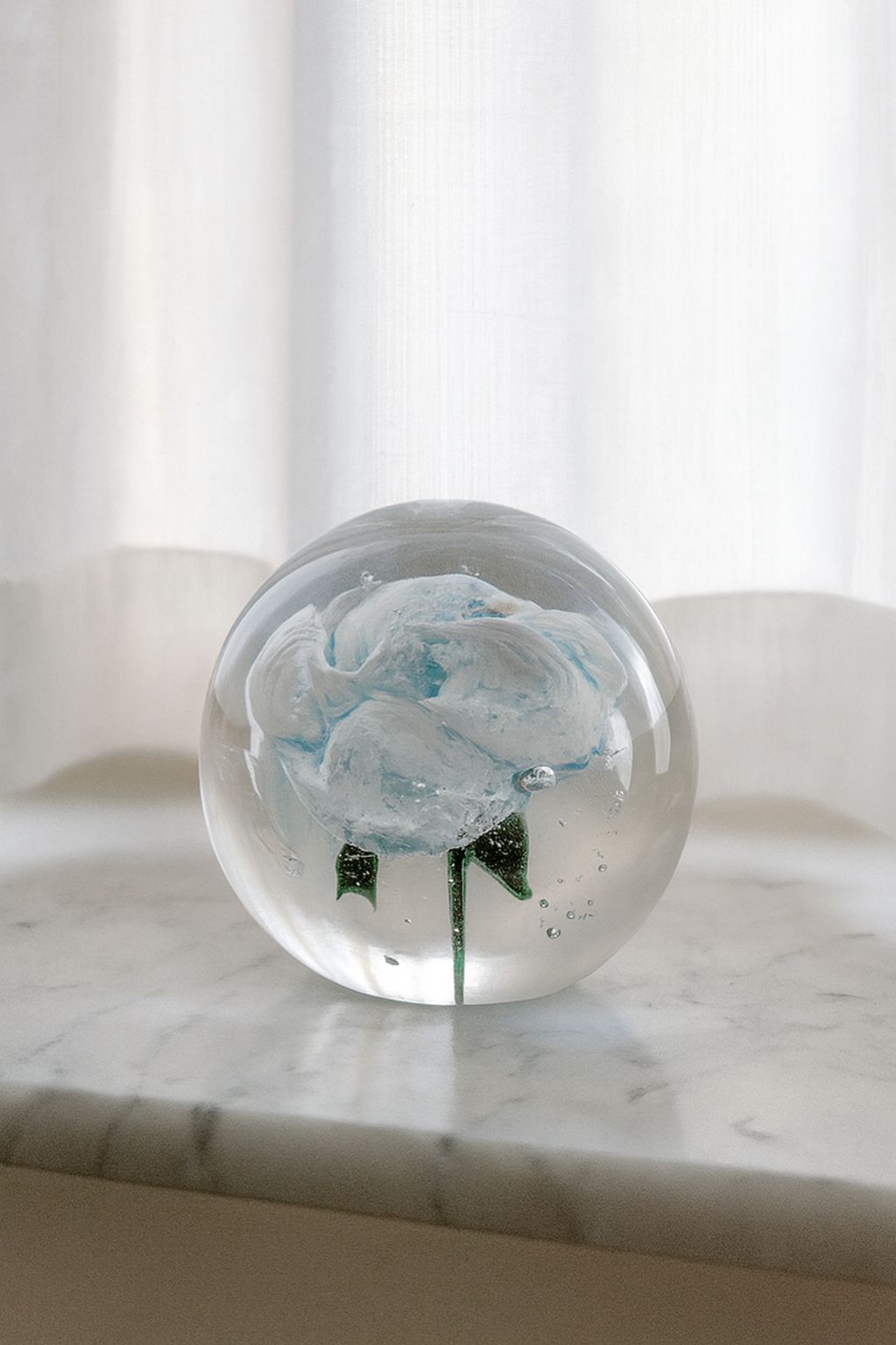 Skleněné těžítko Růže v ranní rose WHITEBLUE - obrázek