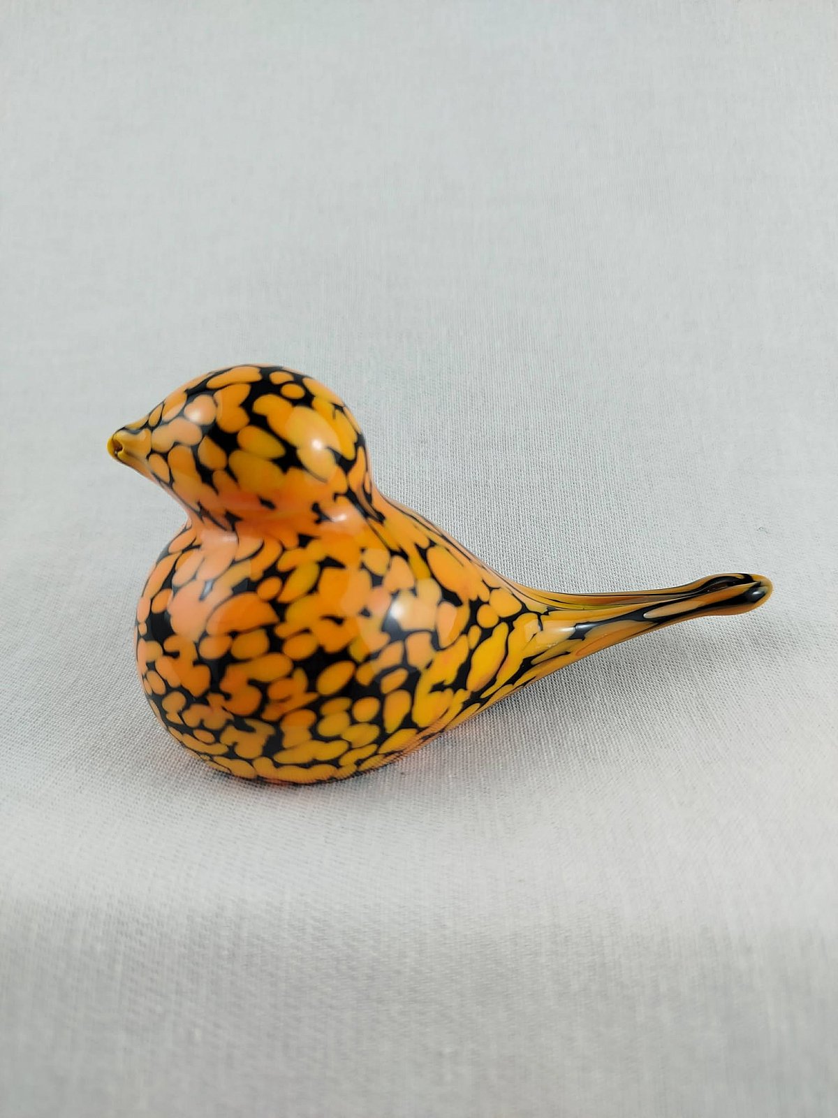 Skleněný ptáček černý s oranžovými broky - obrázek