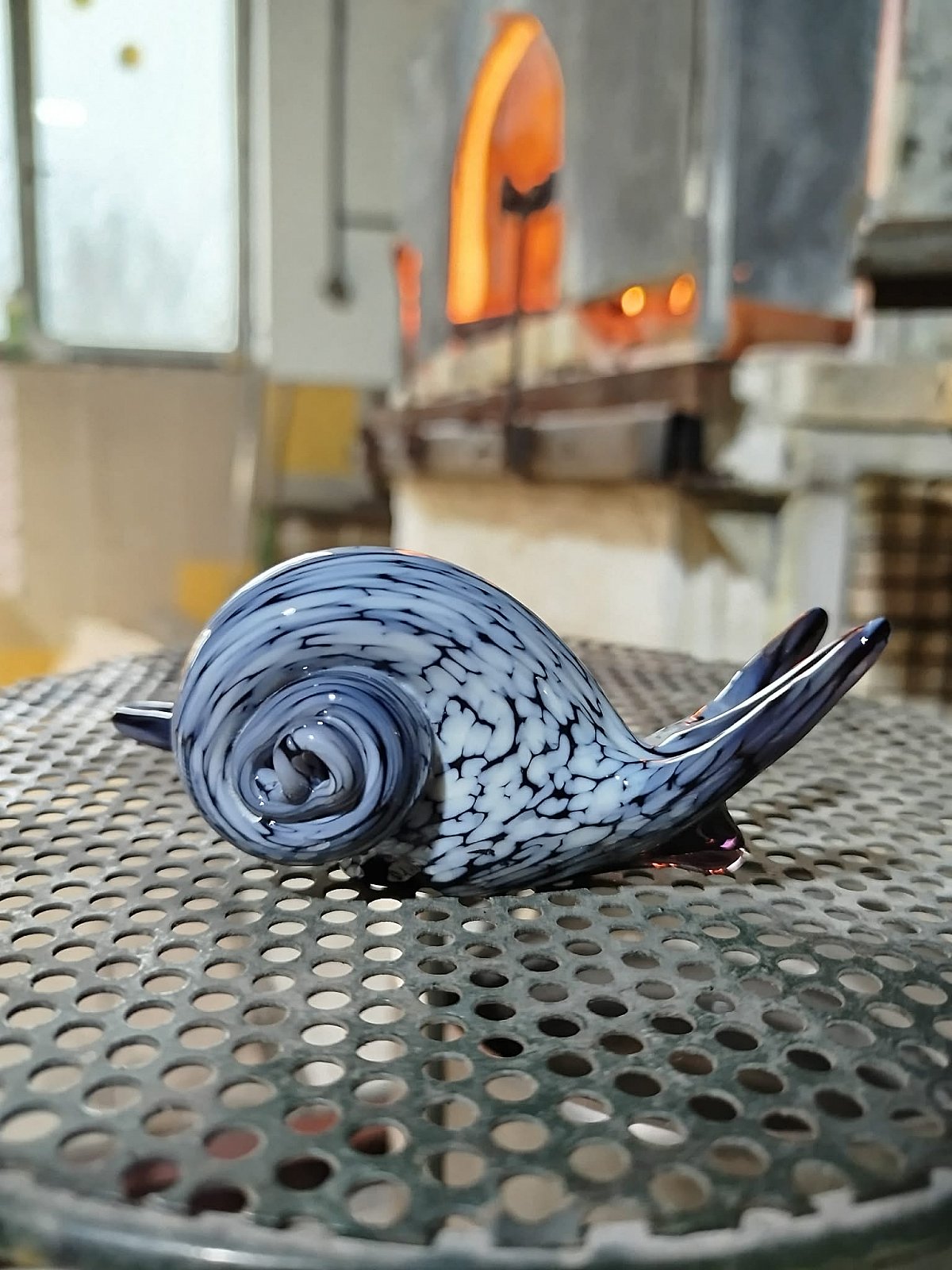 Skleněný šnek černý s bílými bročky - obrázek