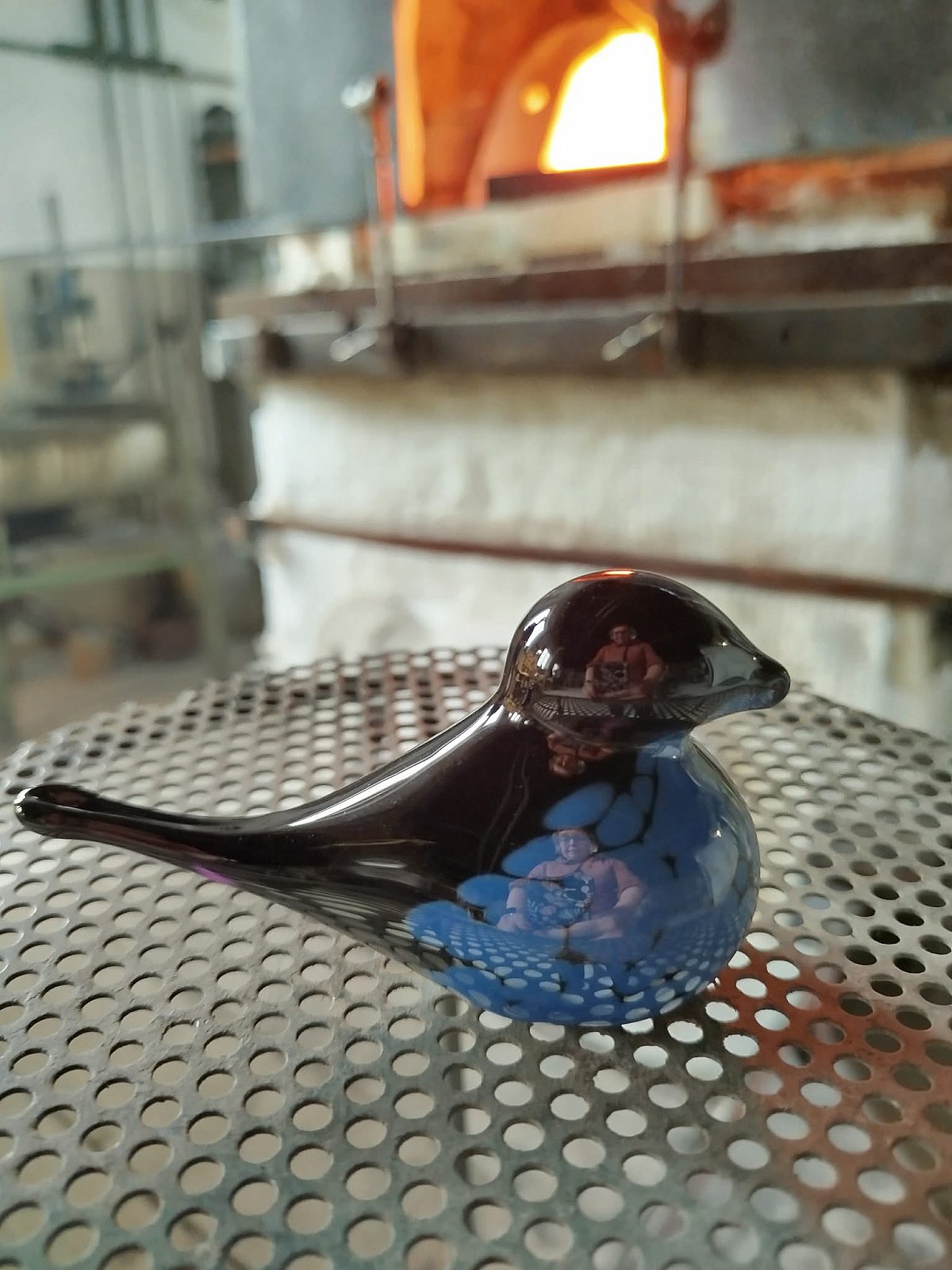 Skleněný ptáček černý s modrými bročky - obrázek