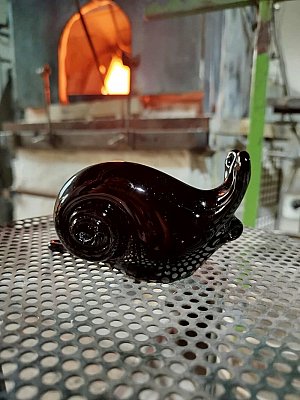 obr/003/i003467-550817109-1740435236654880.jpg Skleněný šnek černý Doprodej - obrázek