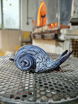 Skleněný šnek černý s bílými bročky - obrázek