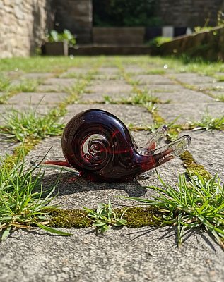 Skleněný šnek Tmavě vínová spirála - obrázek