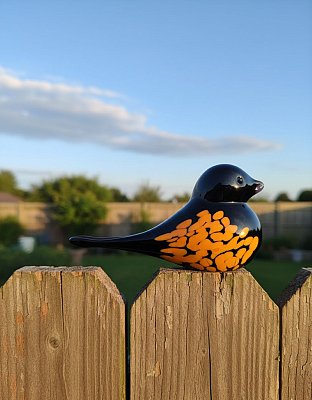 Skleněný ptáček černý s oranžovými broky II - obrázek