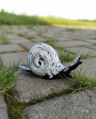 Skleněný šnek černý s bílými bročky - obrázek