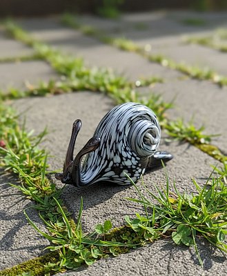 Skleněný šnek černý s šedými bročky - obrázek