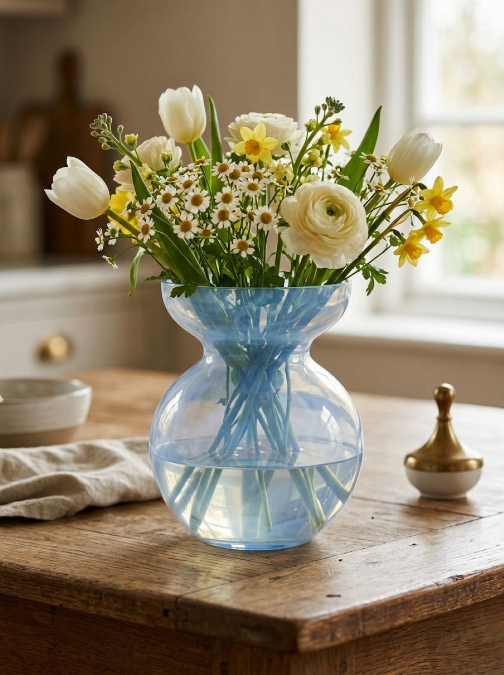 Skleněná váza – světle modrá s jemným mramorovým dekorem (II. jakost) - obrázek